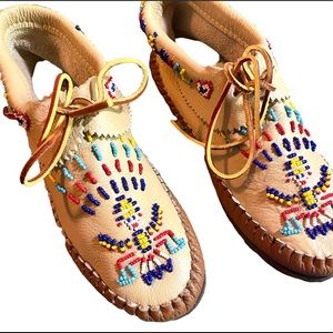 Taos Vintage Hard Sole Lace Up Beaded Moccasins Size 6 Native American Shoe